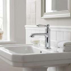 chrome-washbasin-faucet-with-sink-and-towels